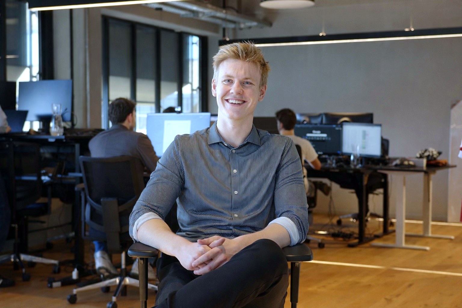 Albert Lundgaard Frederiksen smiler i det åbne kontor