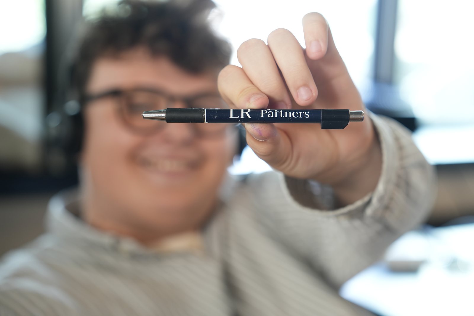 En LR Partners-kuglepen holdt op mod kameraet