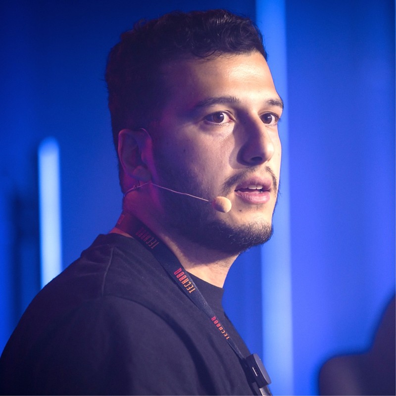 Daniel Bakh, co-founder og CEO hos Fullview, på scenen