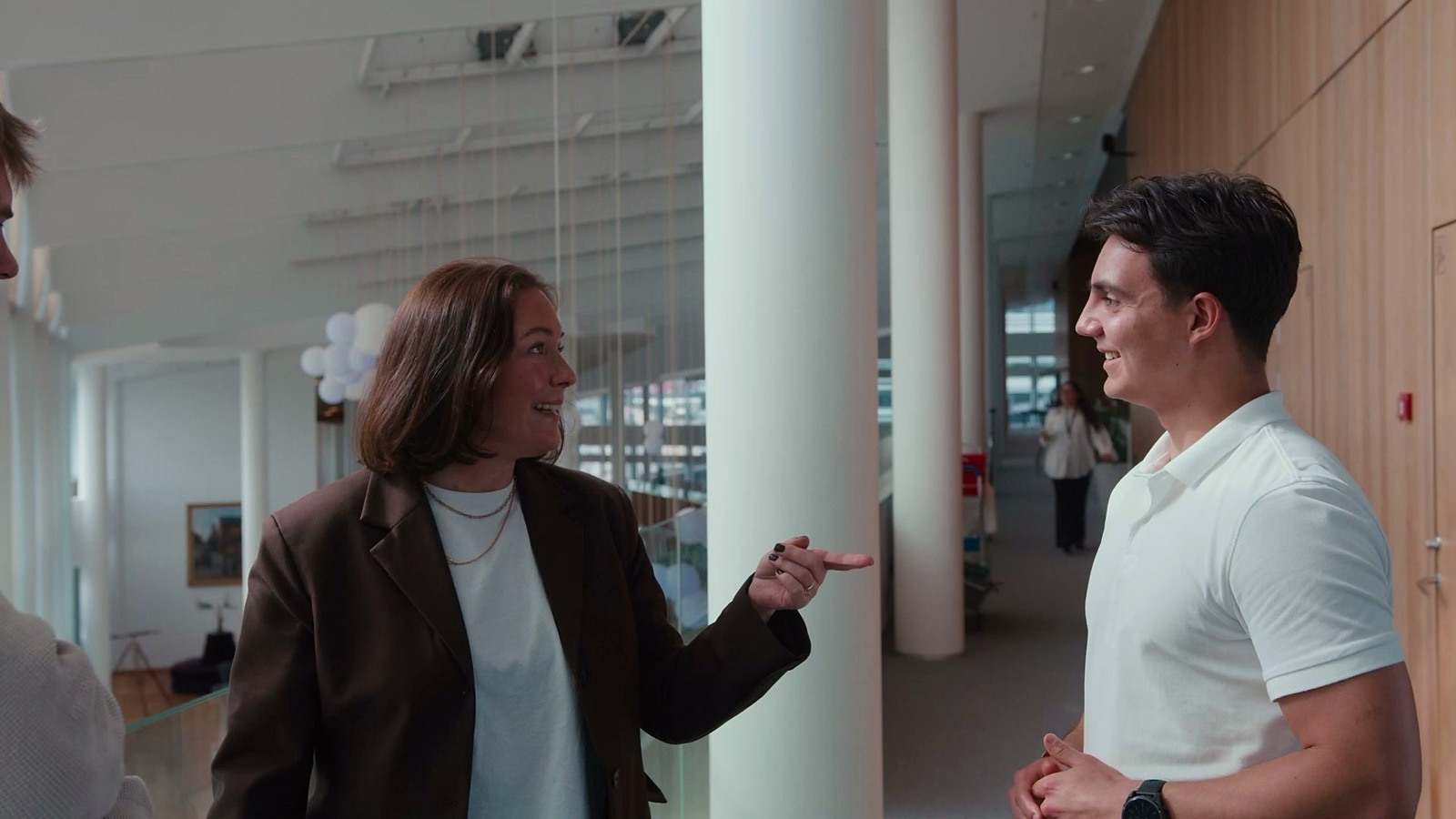 Therese fra MediaCatch peger smilende på en fra LR Partners