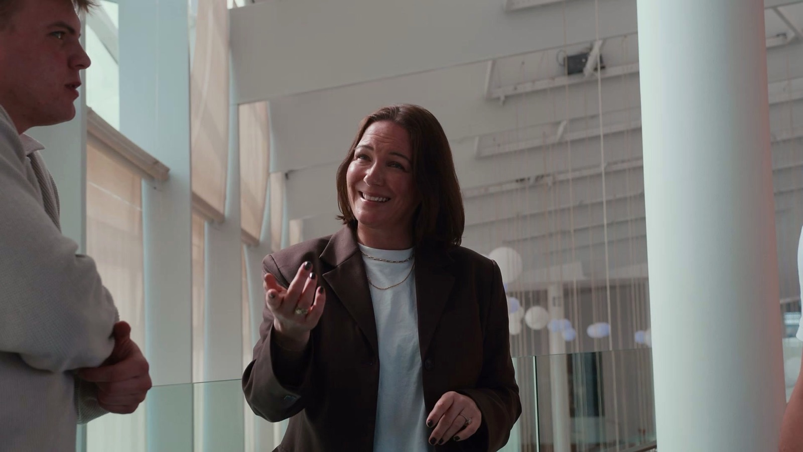 Therese fra MediaCatch smiler i samtale med to fra LR Partners