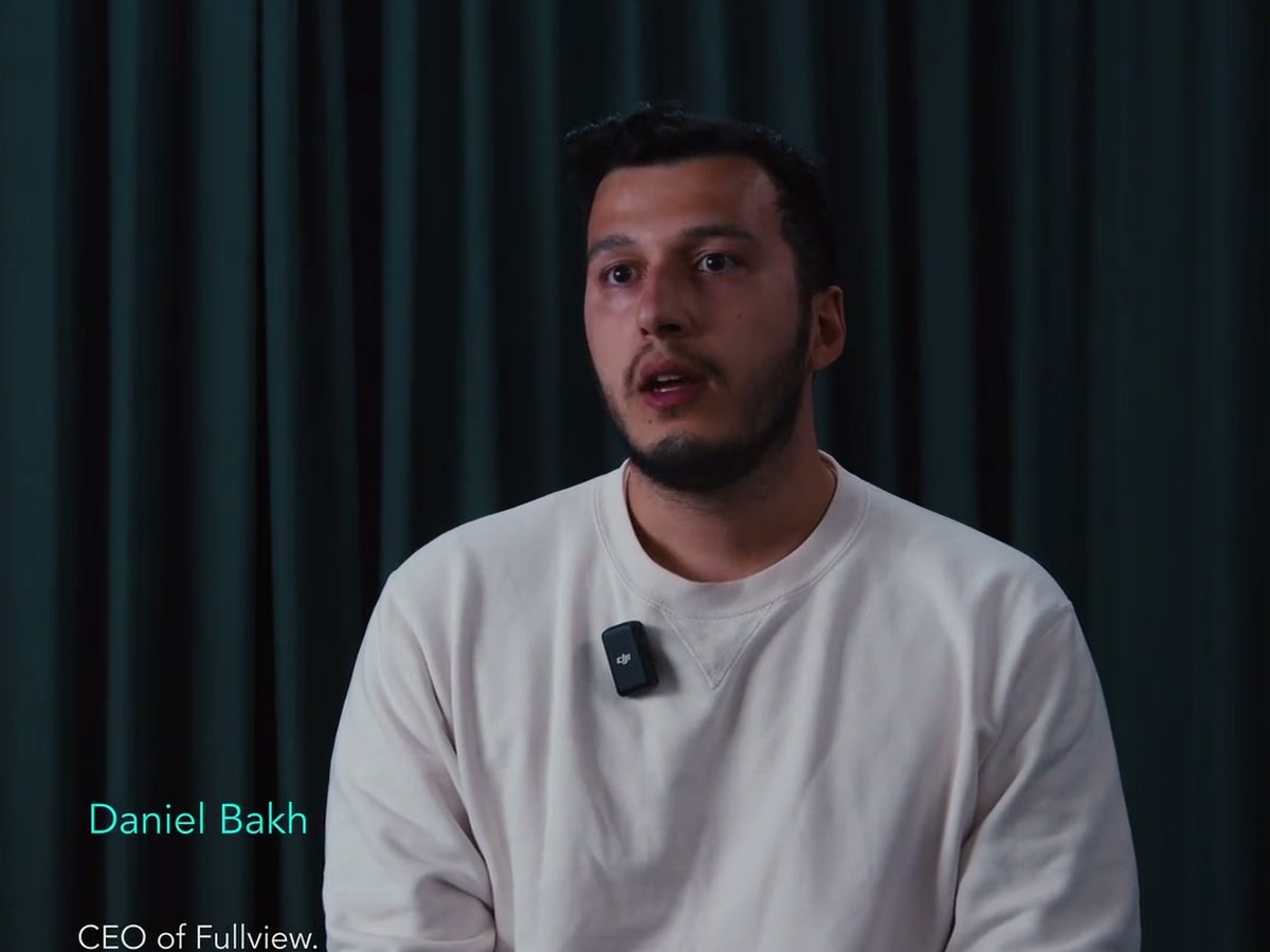 Daniel Bakh, CEO hos Fullview, under interviewet