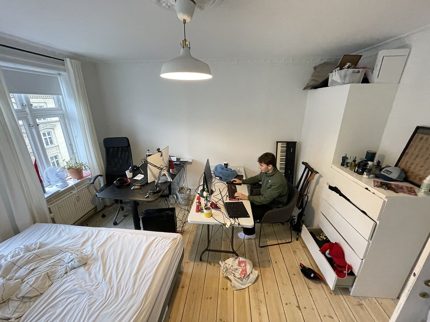 Arkivfoto: en bærbar og to skærme på et bord i en lejlighed, 2023