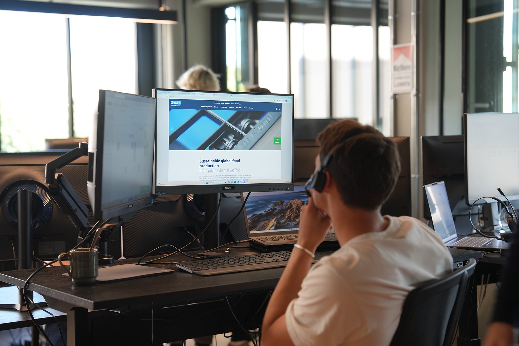 SDR med headset foran en kundes website