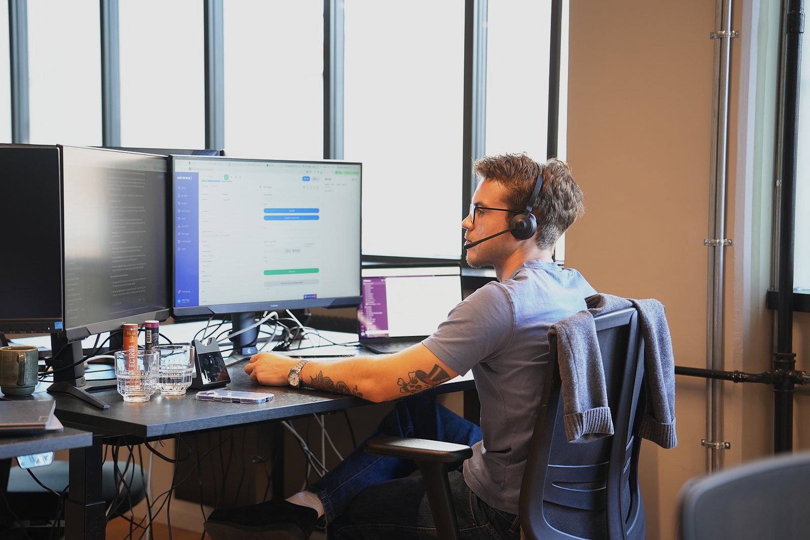 An SDR in a headset at two screens in daylight